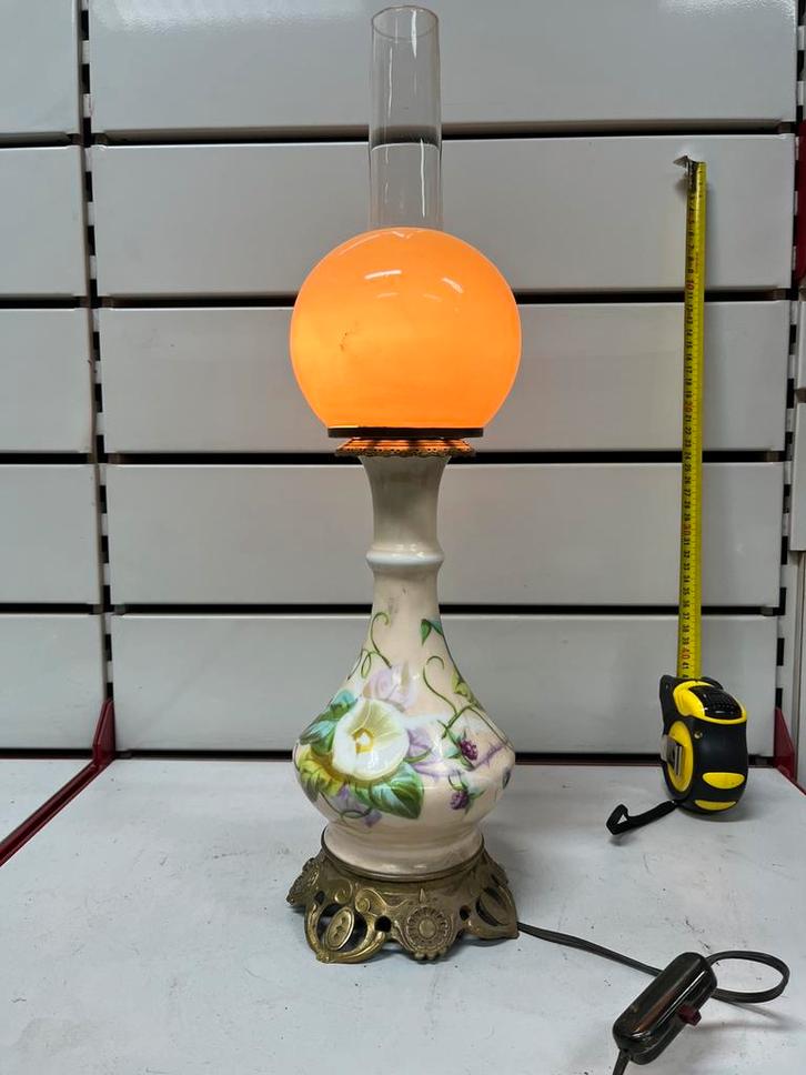 Lampe ancienne en porcelaine – Globe opaline – Fin XIXe, Antiquités & Art, Antiquités | Éclairage, Enlèvement