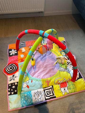 Babygym Tapijt – Kleurrijk & Compleet met Hangspeeltjes beschikbaar voor biedingen