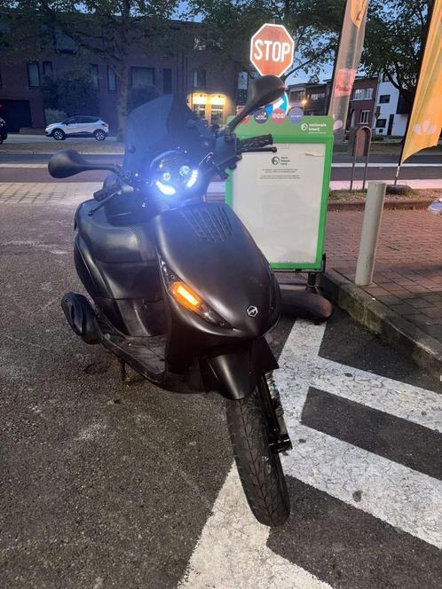 Piaggio zip 4 takt, Fietsen en Brommers, Scooters | Piaggio, Zo goed als nieuw, Zip, Klasse A (25 km/u), Benzine, Ophalen