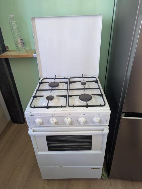 Gasfornuis met oven - 4 branders, Elektronische apparatuur, Fornuizen, Gebruikt, Tussenbouw, Gas, 4 kookzones, Minder dan 85 cm