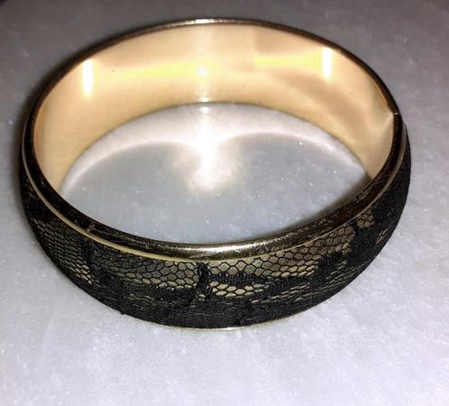 cuff armband vintage goud met zwart kant, Bijoux, Sacs & Beauté, Bracelets, Neuf, Autres matériaux, Noir, Envoi