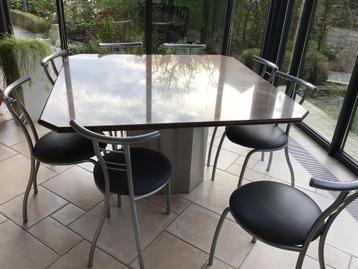 table en granit  disponible aux enchères