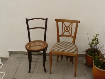 Twee antieke stoelen die gerestaureerd moeten worden beschikbaar voor biedingen