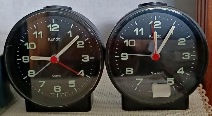 Réveil KUNDO à quartz rond, avec cadran et corps noirs, NEUF, Huis en Inrichting, Woonaccessoires | Klokken, Nieuw, Wekker of Tafelklok