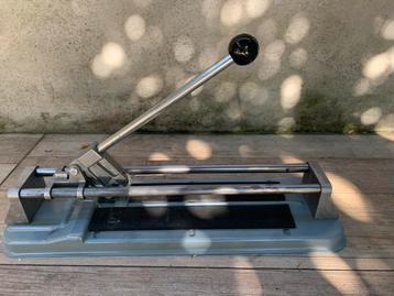 Tegel snijder beschikbaar voor biedingen