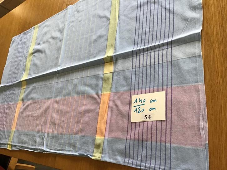 tafelkleed 140 cm op 120 cm voor 5 euro, Huis en Inrichting, Tafelkleden, Zo goed als nieuw, Ophalen of Verzenden