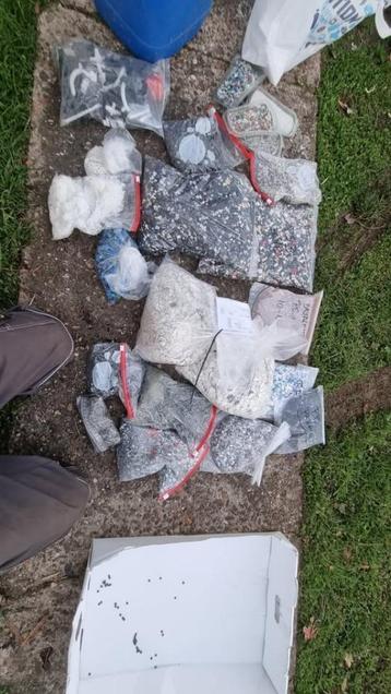 Plastic korrels beschikbaar voor biedingen