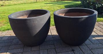 2 prachtige grote terracotta potten  beschikbaar voor biedingen
