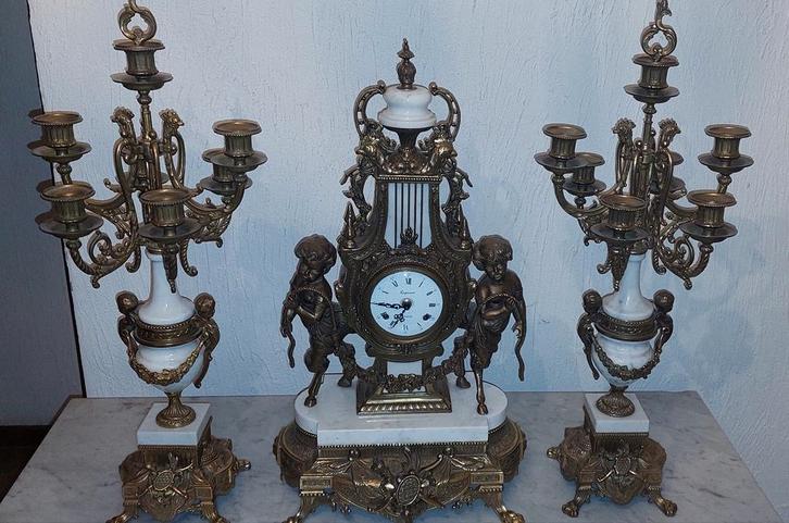 Horloge Regnant A. Paris avec 2 chandeliers — bronze, Antiquités & Art, Antiquités | Horloges, Enlèvement