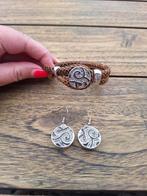 Bruine armband en oorbeleen met fantasie drukknopen, Ophalen of Verzenden, Nieuw, Staal