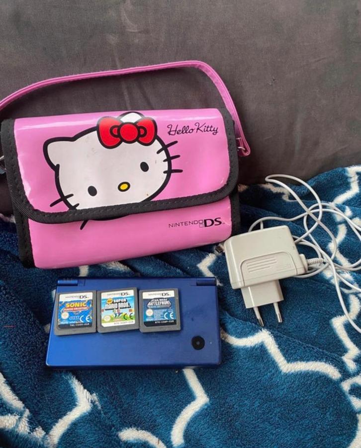 Nintendo DS + 3 spellen + oplader + Hello Kitty hoesje, Games en Spelcomputers, Spelcomputers | Nintendo DS, Zo goed als nieuw