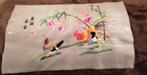 Broderie sur soie  motif asiatique Dimensions  60 cm x 37.50, Antiek en Kunst, Ophalen of Verzenden