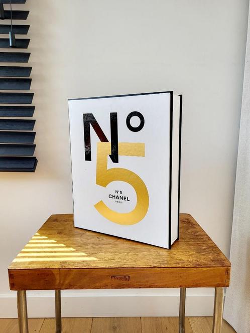 Boek Chanel N5, Anatomy of a Myth,, Antiek en Kunst, Curiosa en Brocante, Ophalen of Verzenden