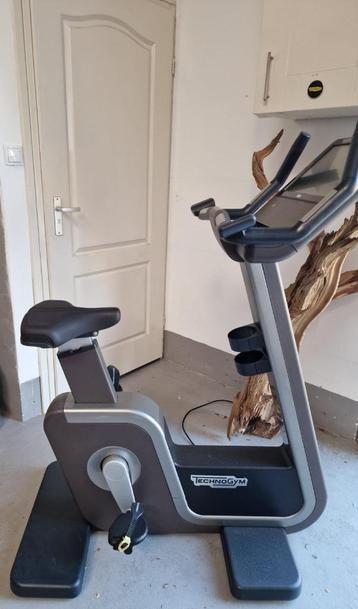 3 vélos d'exercice Technogym Artis Upright Bike avec écran U