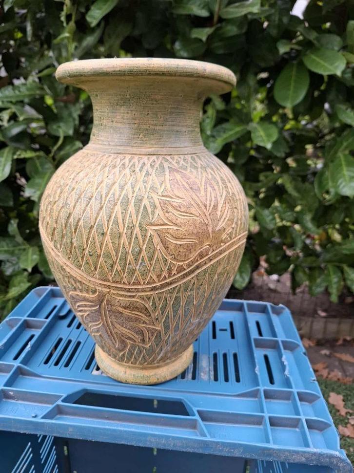 stenen vaas met bloemmotief, Huis en Inrichting, Woonaccessoires | Vazen, Zo goed als nieuw, Overige kleuren, Minder dan 50 cm