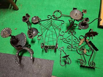 SMEEDIJZEREN KAPELLETJES EN KANDELAARS beschikbaar voor biedingen