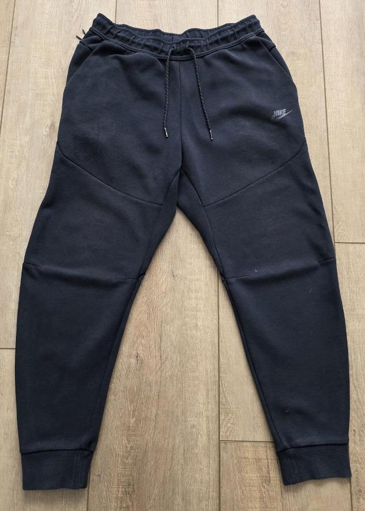 Nike Tech Fleece trainingsbroek maat L, Kleding | Heren, Sportkleding, Zo goed als nieuw, Fitness, Maat 52/54 (L), Zwart, Ophalen of Verzenden
