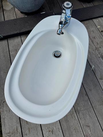 Witte bidet staand met kraantje beschikbaar voor biedingen
