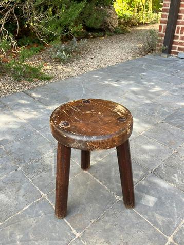 Vintage brutalist houten kruk beschikbaar voor biedingen