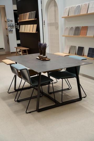 Zwarte eettafel met marmerlook blad en zwart onderstel beschikbaar voor biedingen
