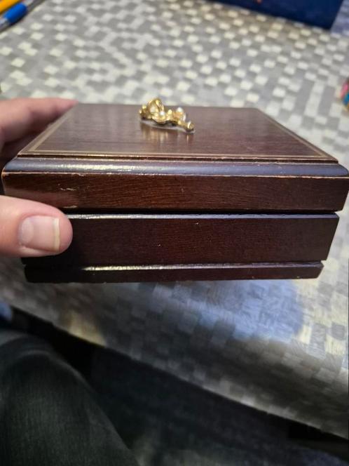 Vintage houten juwelenkistje met goudkleurige roos erop, Handtassen en Accessoires, Beautycases, Zo goed als nieuw, Ophalen of Verzenden