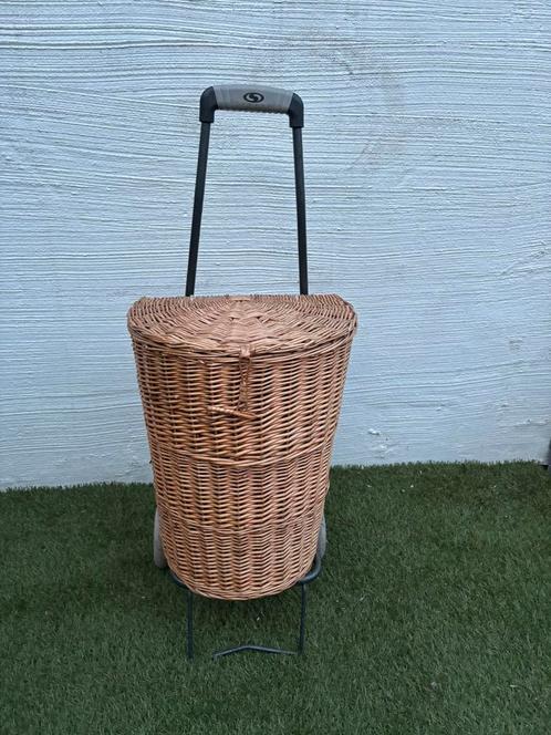 Handgemaakte rieten caddy - winkelwagen - trolley, Huis en Inrichting, Woonaccessoires | Schalen en Manden, Gebruikt, Mand, Riet