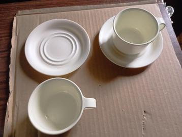 Tupperware set van 10 kopjes en schotels beschikbaar voor biedingen