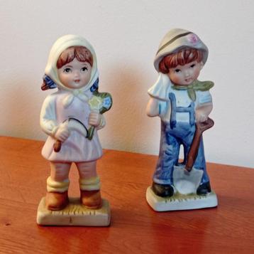 2 beeldjes van een tuinierende jongen en meisje beschikbaar voor biedingen