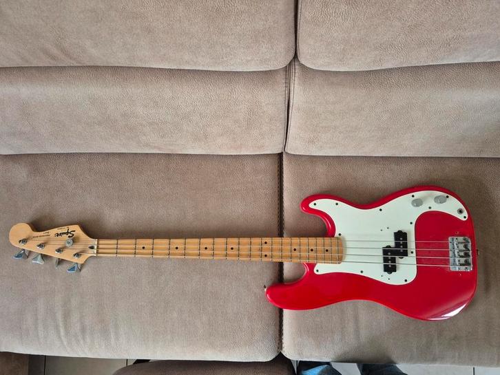 Fender Squier basgitaar en Stagg bass amp, Muziek en Instrumenten, Snaarinstrumenten | Gitaren | Bas, Gebruikt, Ophalen