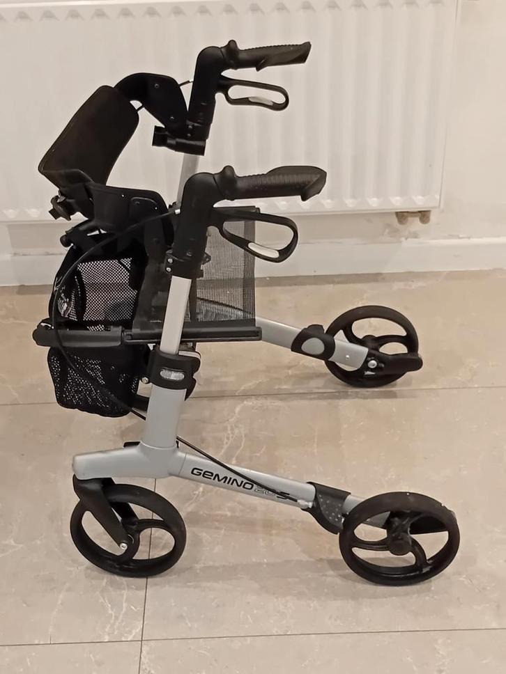Opvouwbare rollator met 4 wielen. Voorzien van een uitneemba, Diversen, Rollators, Ophalen