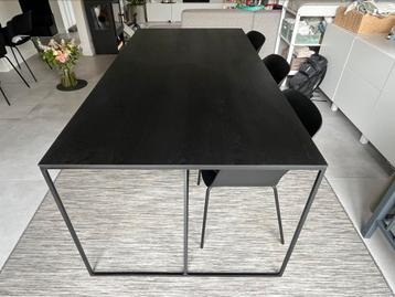 Vol eiken tafel met metalen voet