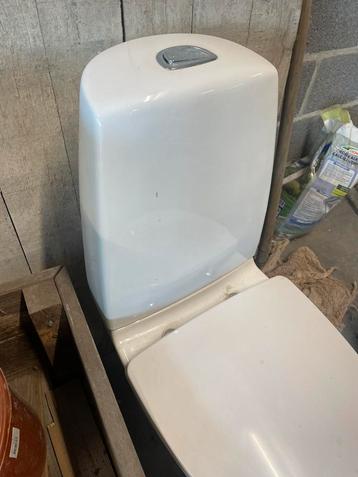 Prachtig design toilet uit een stuk.  beschikbaar voor biedingen