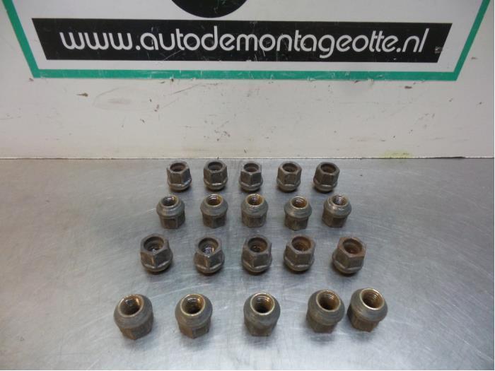 Écrou de roue d'un Chrysler PT Cruiser, Autos : Pièces & Accessoires, Freins & Transmission, Chrysler, Utilisé, Enlèvement ou Envoi