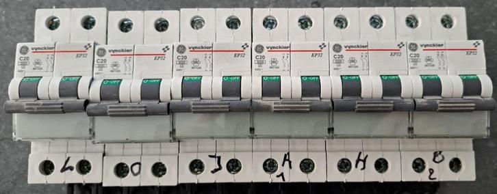 6 zekeringen c20 Vynckier, Doe-het-zelf en Bouw, Elektriciteit en Kabels, Gebruikt, Ophalen