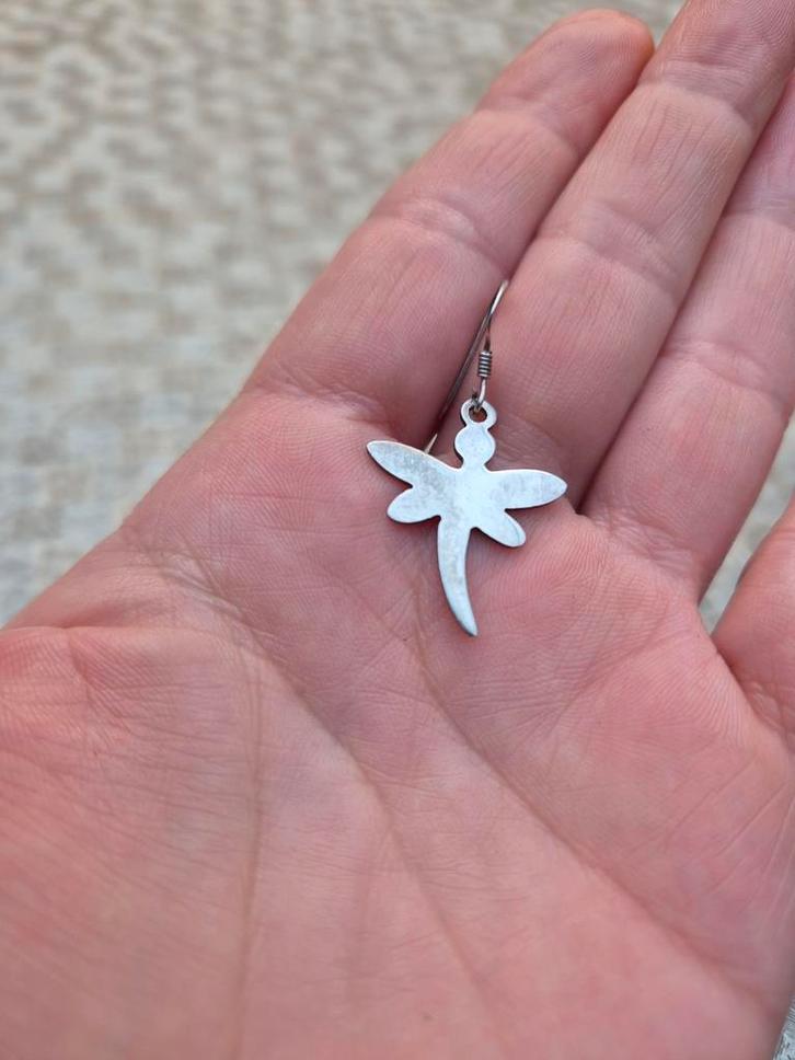 Enkele zilveren Libelle oorbel 925 gestempeld, Handtassen en Accessoires, Bedels, Ophalen of Verzenden