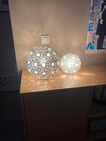 Deux lampes boule argentée 