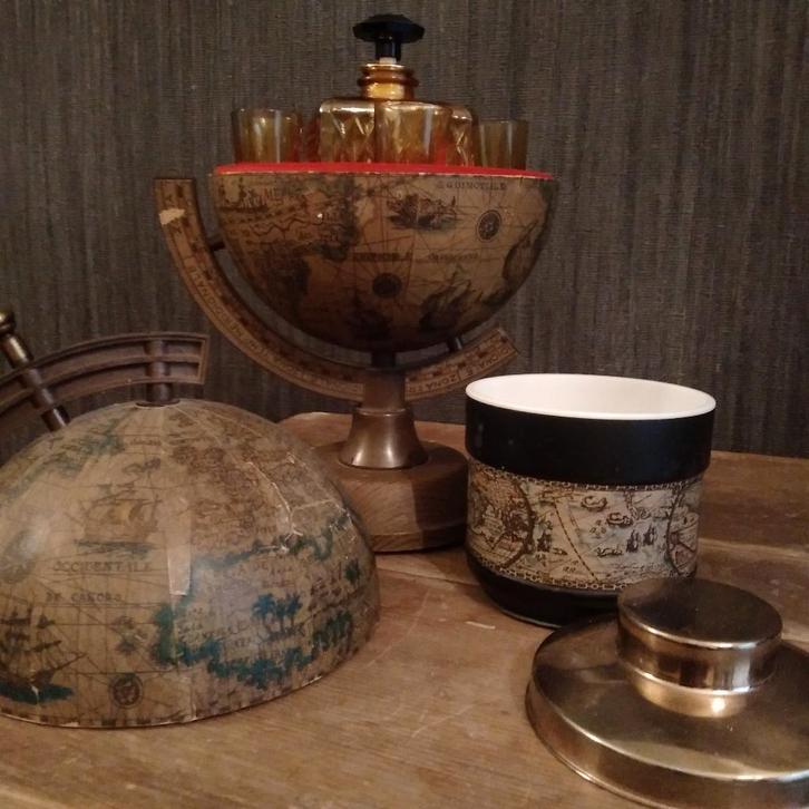 Vintage wereldbol met bar. Muziek doos en tabakspot, Huis en Inrichting, Woonaccessoires | Wereldbollen, Gebruikt, Verzenden