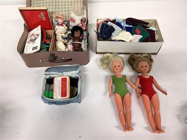 A6695. Vintage Jaren 60/70 Poppen met zelfgemaakte outfits, Verzamelen, Poppen, Gebruikt, Accessoires, Ophalen of Verzenden