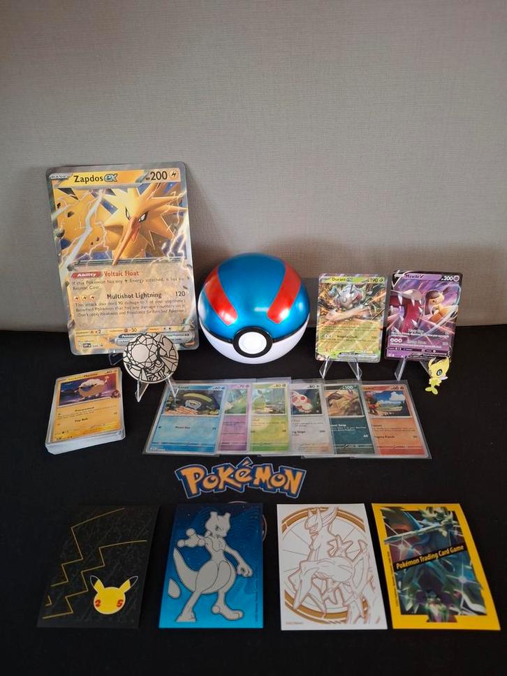 Pokéball gevuld met pokémon, Hobby en Vrije tijd, Verzamelkaartspellen | Pokémon, Zo goed als nieuw, Ophalen of Verzenden
