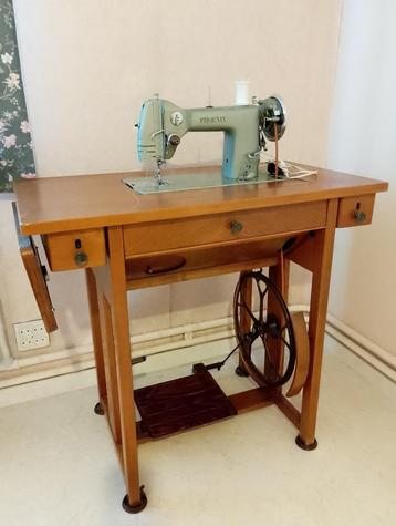 Naaimachine Phoenix 381, werkend beschikbaar voor biedingen