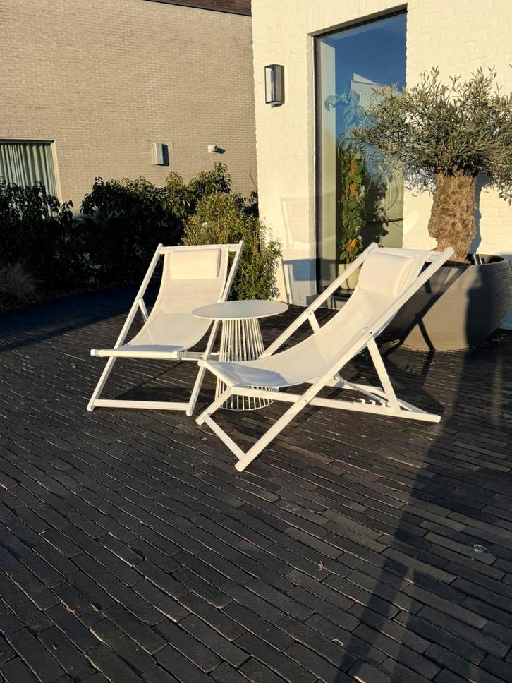Witte ligstoelen met tafeltje – tuin / balkon set, Tuin en Terras, Ligbedden, Zo goed als nieuw, Inklapbaar, Ophalen