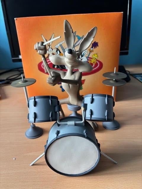 Beeldje Coyote op drumstel, Ophalen of Verzenden, Looney Tunes, Gebruikt, Beeldje of Figuurtje