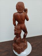 Man met kind in houdsnijwerk, Antiek en Kunst, Ophalen