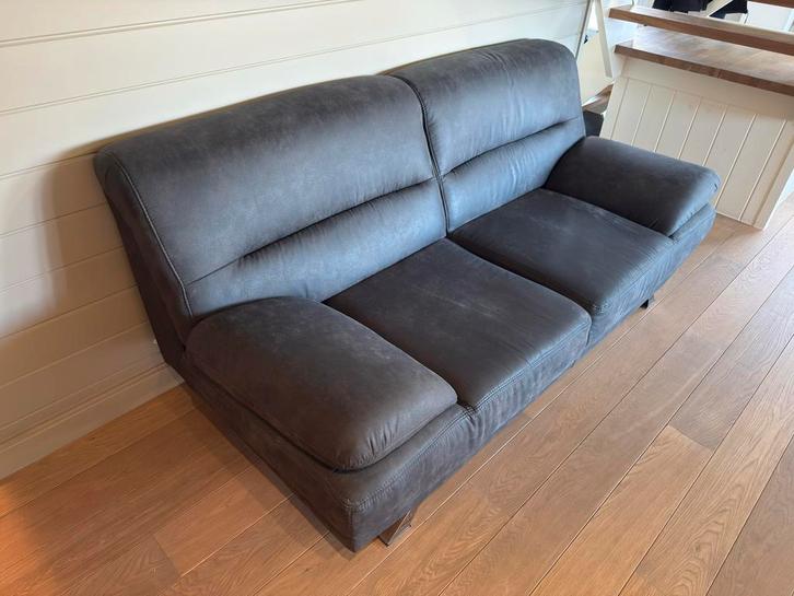 Like New! Modern 2-Seater Sofa – Grey Leather Look, Huis en Inrichting, Zetels | Zetels, Zo goed als nieuw, Ophalen of Verzenden