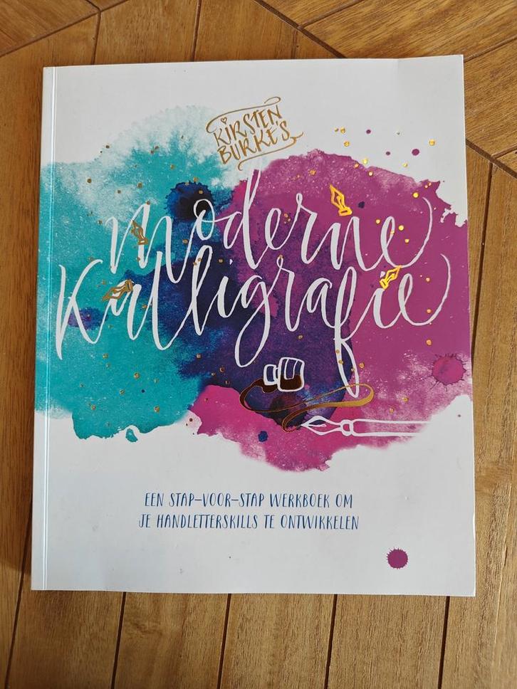 Kirsten Burke's - Kirsten Burke's Moderne Kalligrafie, Boeken, Overige Boeken, Gelezen, Ophalen of Verzenden