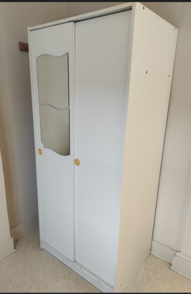 Kleine compacte kledingkast met schuifdeuren Ideale studio, Huis en Inrichting, Kasten | Kleerkasten, Gebruikt, Ophalen