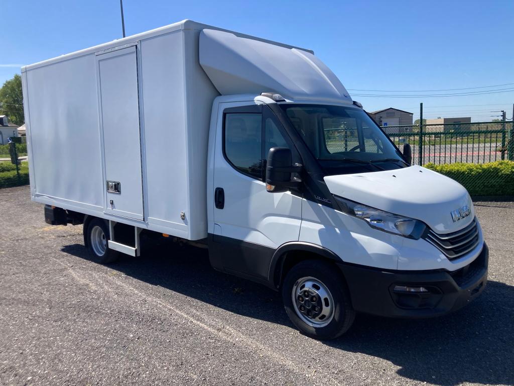 Iveco Daily kast + klep / 3500kg sleep / slechts 2 jaar oud, Auto's, Achterwielaandrijving, Euro 6, 4 cilinders, Iveco