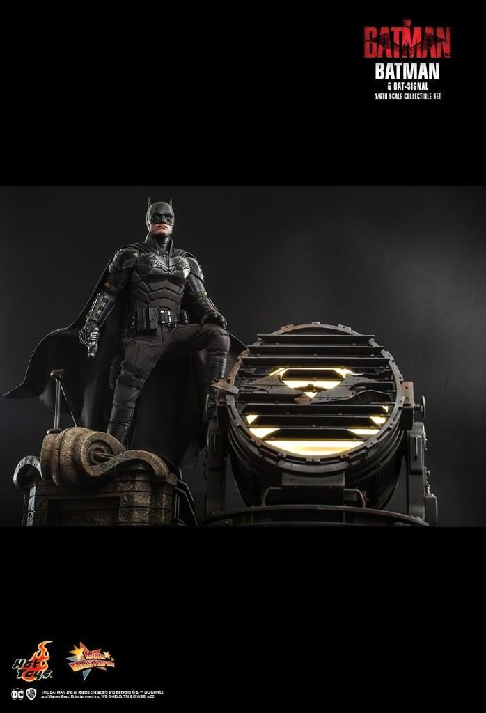 Batman & Bat-Signal MMS641 + Batcycle MMS642, Collections, Statues & Figurines, Neuf, Humain, Enlèvement ou Envoi
