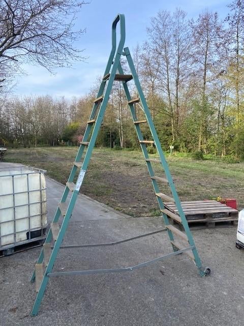 TRAPLADDER VOOR MAGAZIJNREK 2.35M STAHOOGTE, Ophalen, Trap, Zo goed als nieuw, Opvouwbaar of Inschuifbaar
