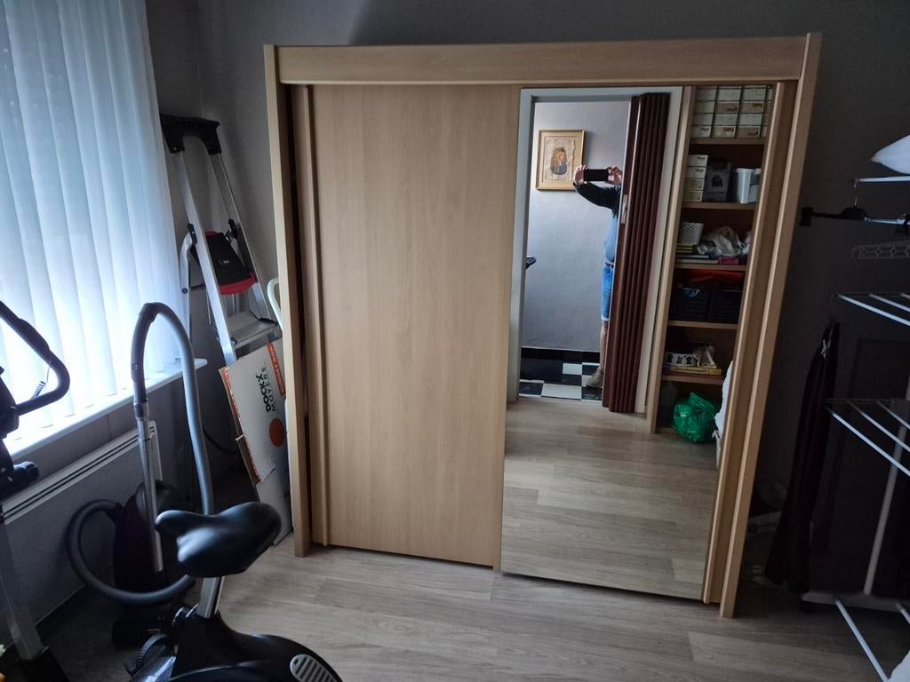 Grote kast met 2 schuifdeuren, Huis en Inrichting, Ophalen